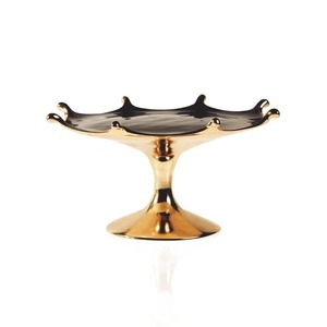 ฐานวางเค้กโลหะรูปมงกุฎเคลือบทองพร้อมพื้นผิวด้านบนสีดำ - Product Image 3