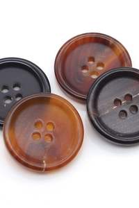 Nouvelles Boutons de Costume Marron Tendance à 4 Trous, Faits Main, en Corne, à Vendre - Product Image 2