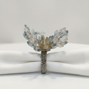 Anneaux de serviette de luxe haut de gamme, écologiques, design européen, avec perles et détails floraux en verre décoratif pour les fêtes - Product Image 1