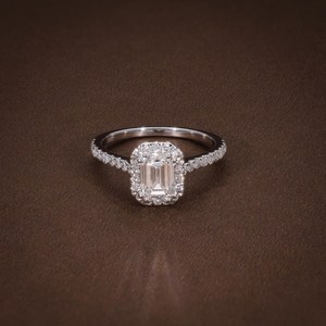 Anillo de Compromiso con Corte Esmeralda, Diamante Cultivado en Laboratorio con Certificación VVS2, Anillo de Diamante con Corte Esmeralda, Oro Sólido de 14K/18K, Anillo de Novia para Mujer - Product Image 1