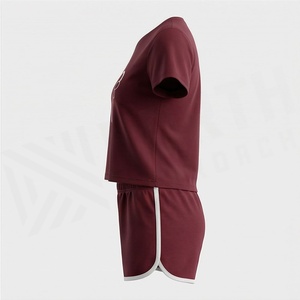 Conjunto de 2 Piezas para Mujer, Camiseta de Manga Corta con Cuello Redondo Color Granate Sólido y Pantalones Cortos por Encima de la Rodilla con Estampado de Corazón, Ropa Casual - Product Image 3