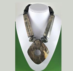 Collar de cuerno hecho a mano con detalles artísticos, ideal para tiendas boutique y colecciones de moda de diseñadores. - Product Image 1