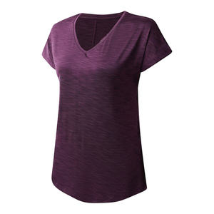 Ropa informal para el día a día diseñada para un ajuste relajado y una comodidad duradera. Camisetas con cuello en V para mujer, con comodidad y estilo. - Product Image 3