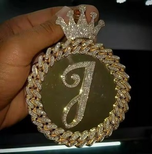 จี้รูปตัวอักษร J ประดับเพชรโมอิสซาไนต์ทรงมงกุฎแบบ Iced Out พร้อมสร้อยคิวบันเงินแท้ 925 ประดับเพชรทรงกลมสไตล์ฮิปฮอป เหมาะสำหรับทุกเพศ - Product Image 1