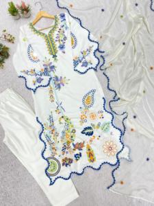 Ensemble prêt-à-porter entièrement cousu avec haut en soie brodé de motifs étoiles et de miroirs, bas et dupatta Rangoli. - Product Image 5