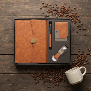 Agenda Premium con Cubierta de PU Marrón, Cierre de 3 Pliegues, Set de Regalo Ejecutivo que Incluye Bolígrafo Elegante, Tarjetero y Llavero Resistente - Product Image 6