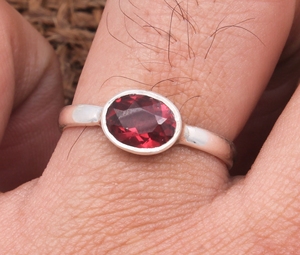 Anillo de Boda Clásico para Mujer, de Plata de Ley, con Engaste de Bisel, con Granate Rojo de Mozambique Genuino de Alta Calidad, Corte Brillante, Certificado - Product Image 5
