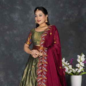 Magnifique Lehenga Choli en Soie Banarasi avec Dupatta Vert Contrastant, Bordure Zari Intricata, Idéal pour Mariage Traditionnel, Bal de Promo ou Plage, Longueur Ras du Sol - Product Image 4