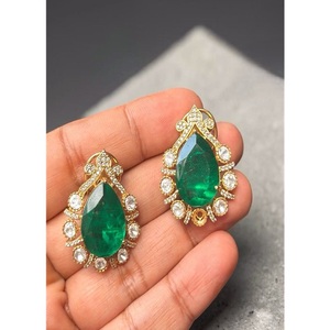Impresionantes pendientes de calidad premium con piedras chapadas en oro para mujeres y niñas, regalo para bodas, compromisos, fiestas y colecciones. - Product Image 2