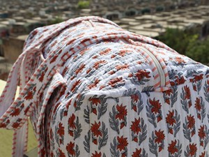 Bolso de lona bohemio reversible de tamaño mediano, hecho a mano en India, de algodón acolchado con estampado floral a mano, sin cremallera, para mujer - Product Image 4