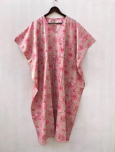 ชุดเดรสยาวผ้าฝ้ายอินเดียลายดอกไม้  แบบสบายๆ  เป็นมิตรกับสิ่งแวดล้อม เหมาะสำหรับใส่คลุมชุดว่ายน้ำหรือใส่เป็นชุดนอน  ตกแต่งด้วยขนนก  พร้อมดีไซน์เอวเข้ารูป - Product Image 5