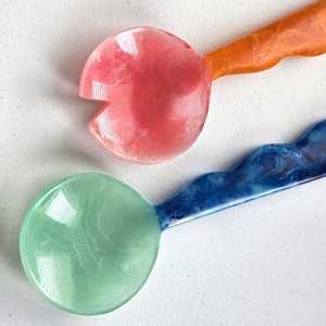 Ensemble de cuillères de service colorées en résine écologique, résistantes au lave-vaisselle, à long manche, design contemporain, couverts de fête créatifs - Product Image 2