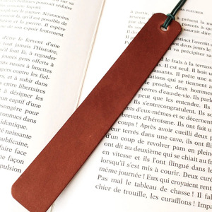 Marcador de página de alta calidad personalizado en cuero con diseño de hoja de arce para amantes de los libros y coleccionistas. - Product Image 1