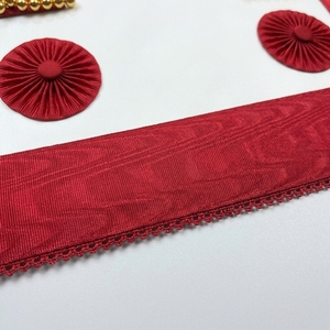Delantal Masónico Rojo Personalizado con Adornos de Cadena Dorada y Insignias Circulares Bordadas, Delantal Ceremonial Clásico de Tela - Product Image 4