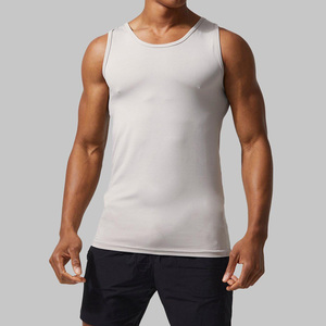 Camiseta sin mangas de compresión para hombre, transpirable, ajustada, con aberturas en las axilas, ideal para fitness y gimnasio. - Product Image 4