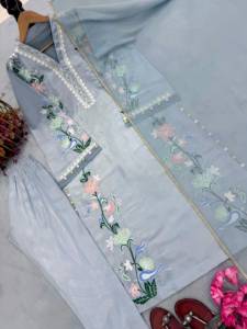 Ensemble prêt-à-porter entièrement cousu : haut kaftan en verre romain avec broderie de créateur et sequins, et bas en verre romain, avec dupatta. - Product Image 6