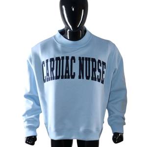 Sweat-shirt bleu clair à col montant avec grandes lettres bleu foncé sur le devant, manches longues, poignets et ourlet côtelés, vêtements à marque privée - Product Image 1
