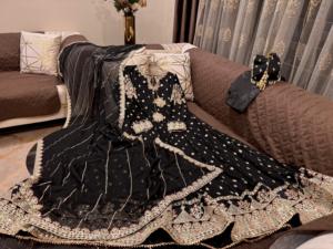 Colección Ssumaira para Eid: Vestido largo maxi de chifón con lentejuelas y bordados elaborados. - Product Image 5