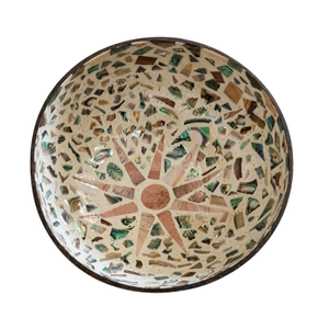 Bol en coquille de noix de coco avec motif sculpté détaillé, matériau éco-responsable, finition polie pour la présentation en cuisine - Product Image 1