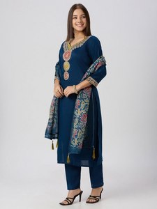 Ensemble Kurti, pantalon et dupatta en soie vaticana premium avec broderie élégante, travail de sequins et dupatta en chanderi imprimé numérique de qualité supérieure - Product Image 3