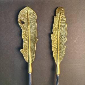 Elegantes Servidores de Ensalada de Acero Inoxidable Pulido de 2 Piezas con Detalles de Hoja Dorada, Mangos de Pluma, Tazones de Lujo Ecológicos - Product Image 3