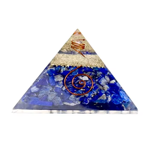 Pyramide en cristal de fluorite bleue avec incrustation dorée et motif en spirale pour la décoration de la maison - Product Image 1