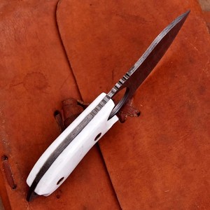 Cuchillo de caza y desollado de hoja fija de acero de Damasco forjado a mano, mango de resina, espiga completa, cuchillo personalizado OEM/ODM, funda de cuero - Product Image 2