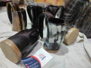 Chope à boire en corne de buffle, idéale pour servir de la bière froide, du vin, du miad, accessoire de bar rustique médiéval pour bar à domicile, NOUVEAU - Product Image 2