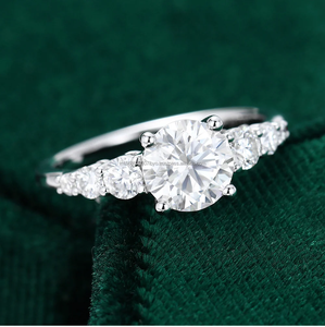 Hermoso anillo solitario para mujer hecho a mano en plata de ley 925 con diamantes de moissanita diseño elegante para compromiso - Product Image 4