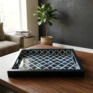 Plateau de service décoratif fait main avec motif mosaïque bleu et blanc, cadre en bois noir, poignées, plateau rectangulaire pour présentation sur table - Product Image 2