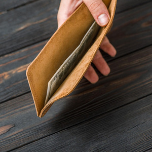 Cartera de cuero de grano completo con almacenamiento organizado de primera calidad, cremallera segura y diseño minimalista a bajo precio. - Product Image 2