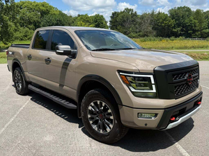 Camioneta Usada Shining 2024 Titan PRO-4X, Cabina Doble, 4x4, Asientos de Cuero, Paquete Eléctrico, Navegación Bluetooth, Ruedas Premium, Volante a la Izquierda, Color Oscuro - Product Image 5