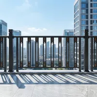 Balustrade de balcon moderne noire avec accents dorés et vue panoramique verte pour un design extérieur élégant de terrasse de maison