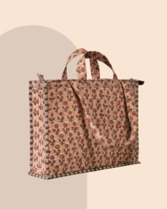 Sac fourre-tout spacieux à imprimé floral Jaipur Originals avec bordure rayée, poignée supérieure et fermeture éclair, en coton, idéal pour les voyages - Product Image 1