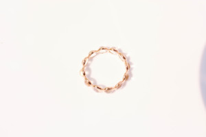 แหวนวงแหวนรุ่น Eternity ประดับด้วยมูนสโตนสีรุ้งธรรมชาติในทองคำแท้ 18K สีเหลือง – แหวนทรงกลมแบบคาโบชอง ประดับเพชรหรูหรา สำหรับคนเกิดเดือนมิถุนายน - Product Image 2
