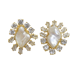 Pendientes de Perlas Barrocas Chapados en Oro de 18K para Mujer - Diseño Floral Étnico Vintage con Incrustaciones de Circonio - Product Image 3