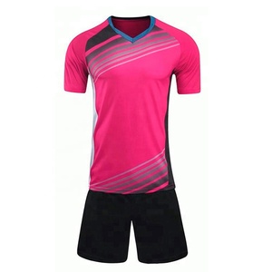 Ensemble de football personnalisé uniformes de football respirants pour hommes femmes vêtements de sport personnalisés ensemble de football tendance col en V à manches courtes - Product Image 1