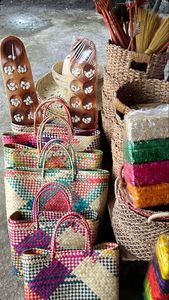 Sac en plastique vibrant et coloré pour le transport - Product Image 2