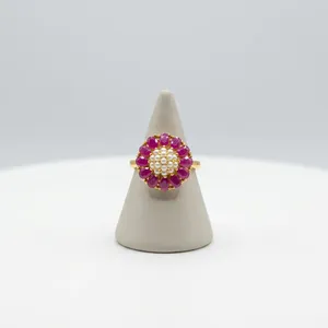 Anillo Ajustable Chapado en Oro con Diseño Floral Vintage para Mujer, Engaste de Bisel con Rubí y Perlas Pavé, Estilo Cóctel - Product Image 5