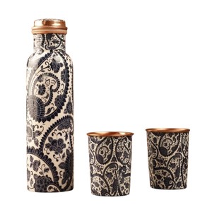 Bouteille d'eau artisanale en cuivre pur imprimée noir et blanc avec un ensemble de 2 tasses – Vaisselle santé - Product Image 1