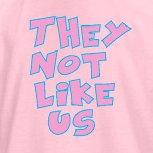 T-shirt rose clair à manches courtes et col rond avec imprimé graphique violet, vêtement décontracté pour tous les jours, streetwear confortable - Product Image 3