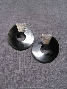 Boucles d'oreilles vintage en corne de buffle, bijoux tribaux faits à la main, accessoire de mode bohème élégant pour femmes, finition artistique - Product Image 6