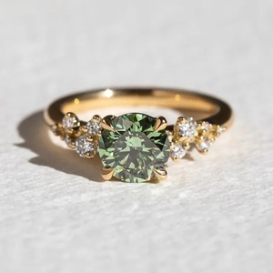 Anillo de compromiso de oro amarillo de 14K con diamante verde de 1.50CT talla cojín cultivado en laboratorio y piedras laterales en racimo - Product Image 1