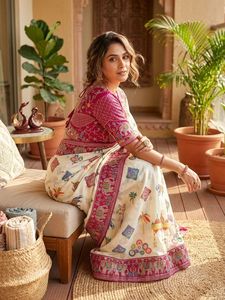 Sari en soie chinon imprimé par des designers, orné de sequins et de broderies sur la bordure, accompagné d'un chemisier Banglory entièrement cousu. - Product Image 3