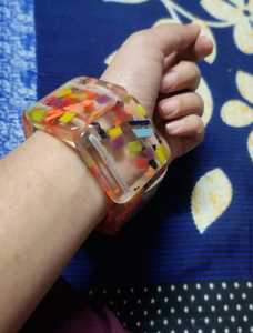 ANAM HANDICRAFT สร้อยข้อมือเรซิ่นแฟชั่นงานฝีมือคุณภาพสูง ดีไซน์ลายรัก สไตล์ผู้หญิง รับผลิตตามแบบ - Product Image 3