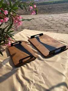 Plateau de service élégant en résine époxy bleue et bois d'acacia à bord naturel avec poignées en laiton design pour charcuterie, fromages - Product Image 3