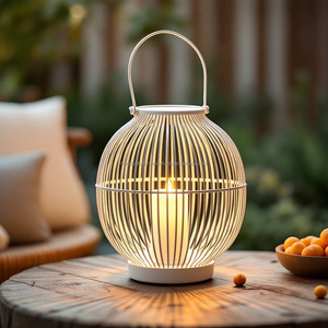 Linterna de jaula de metal blanco contemporáneo con tarro de vela con asa para una decoración interior/exterior única con estilo, ideal para patio y hogar - Product Image 3