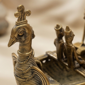 Barco de latón Dhokra hecho a mano con diseño de pavo real y músicos tribales, arte metálico tradicional indio para exportación al por mayor - Product Image 4