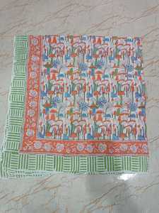 ผ้าพันคอผ้าฝ้ายสีชมพูอ่อนลายดอกไม้พิมพ์ลายด้วยมือสำหรับผู้หญิง แบรนด์ลาวีนาส เหมาะสำหรับฤดูร้อน ใช้เป็นผ้าคลุมไหล่ ผ้าพันคอ ฮิญาบ หรือผ้าโพกหัว - Product Image 5