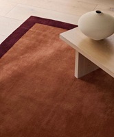 Karpet Bulu Pendek Persegi Panjang HARI ENTERPRISES Orange Wool dengan Pinggiran Merah, Alas Lateks, Model HE318, untuk Ruang Tamu dan Kamar Tidur, Gaya Modern
